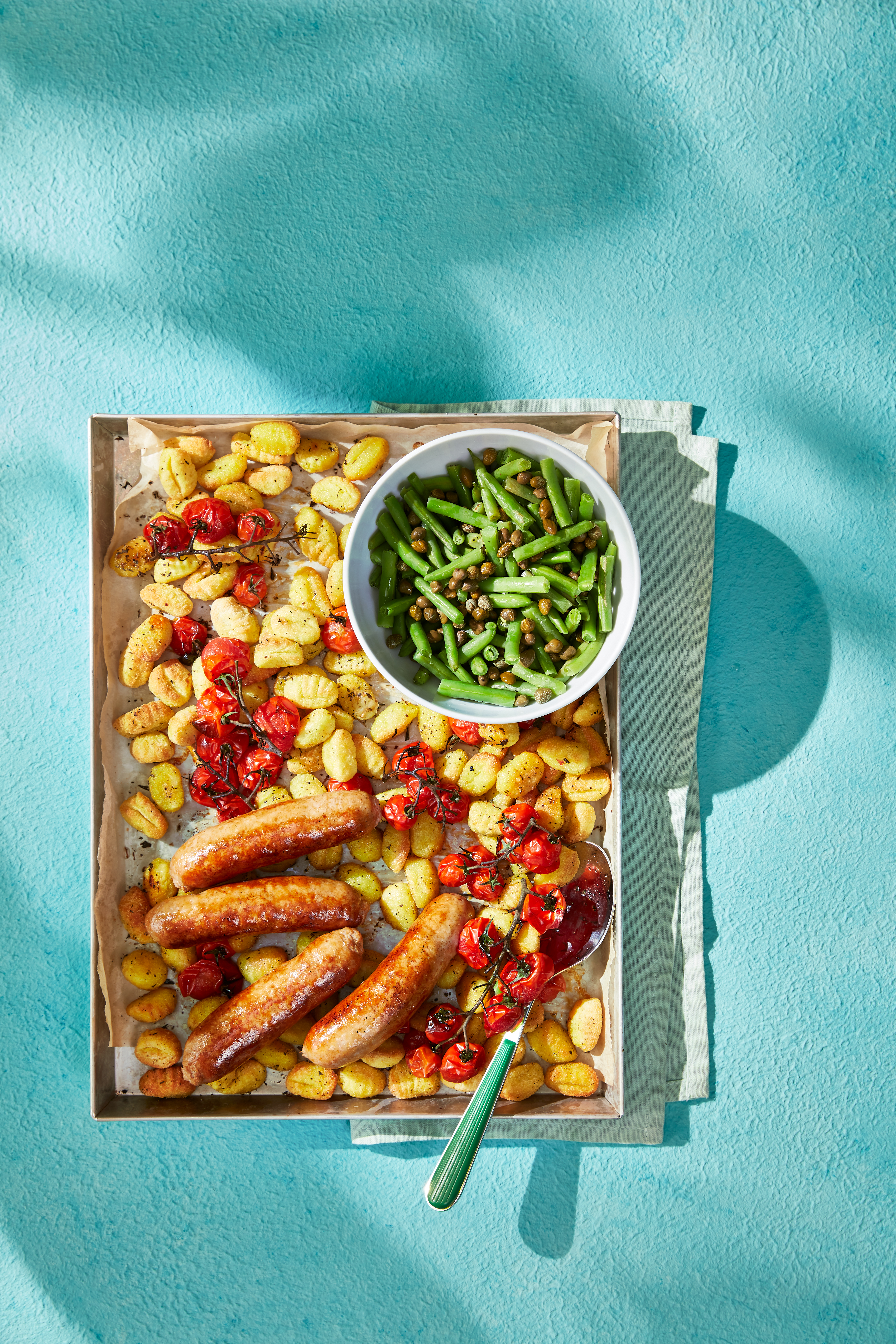 Geroosterde gnocchi met sperziebonen en worst