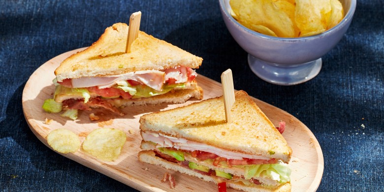 Club sandwich met gerookte kip en spek