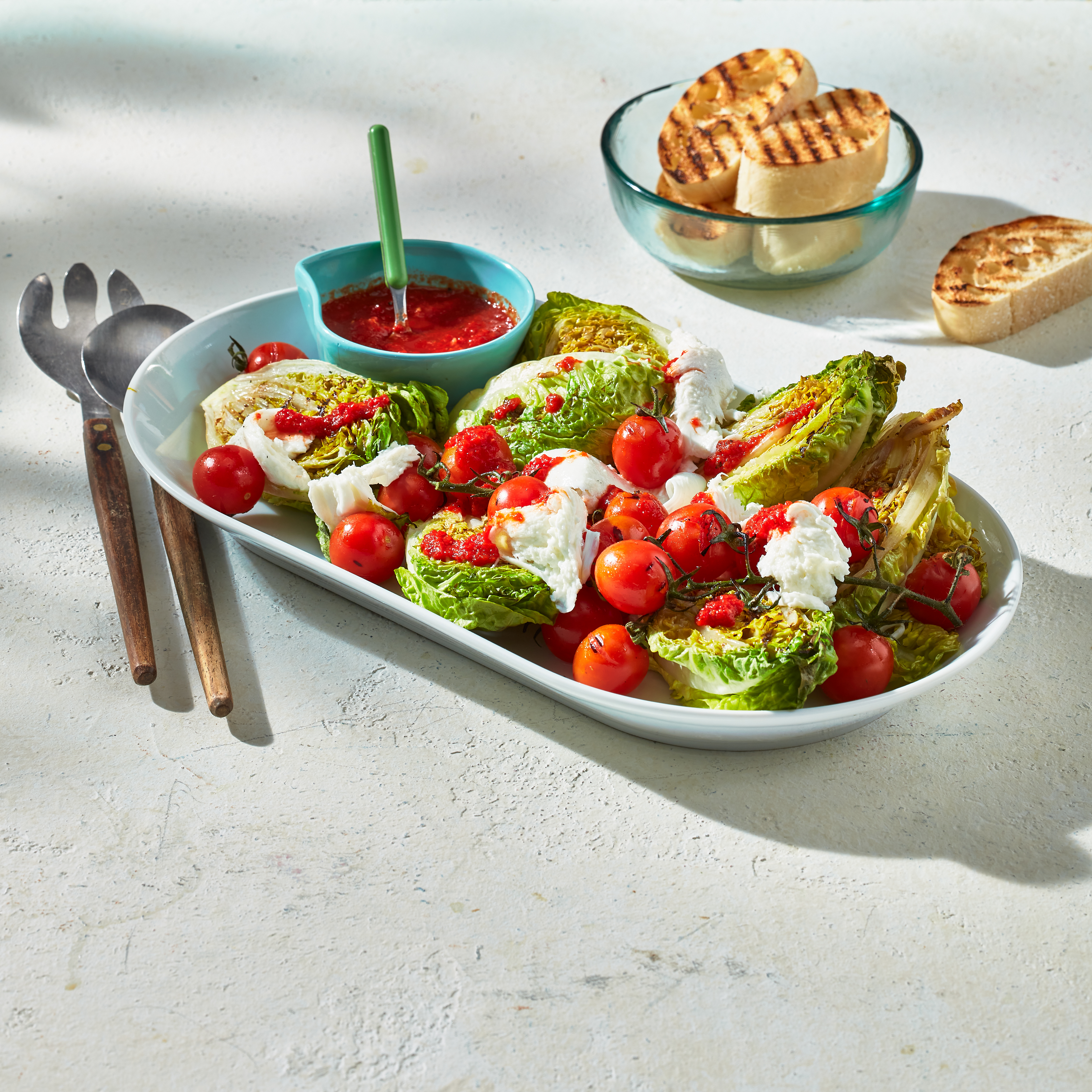 Gegrilde little gem met tomaat en mozzarella