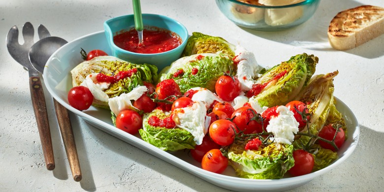 Gegrilde little gem met tomaat en mozzarella