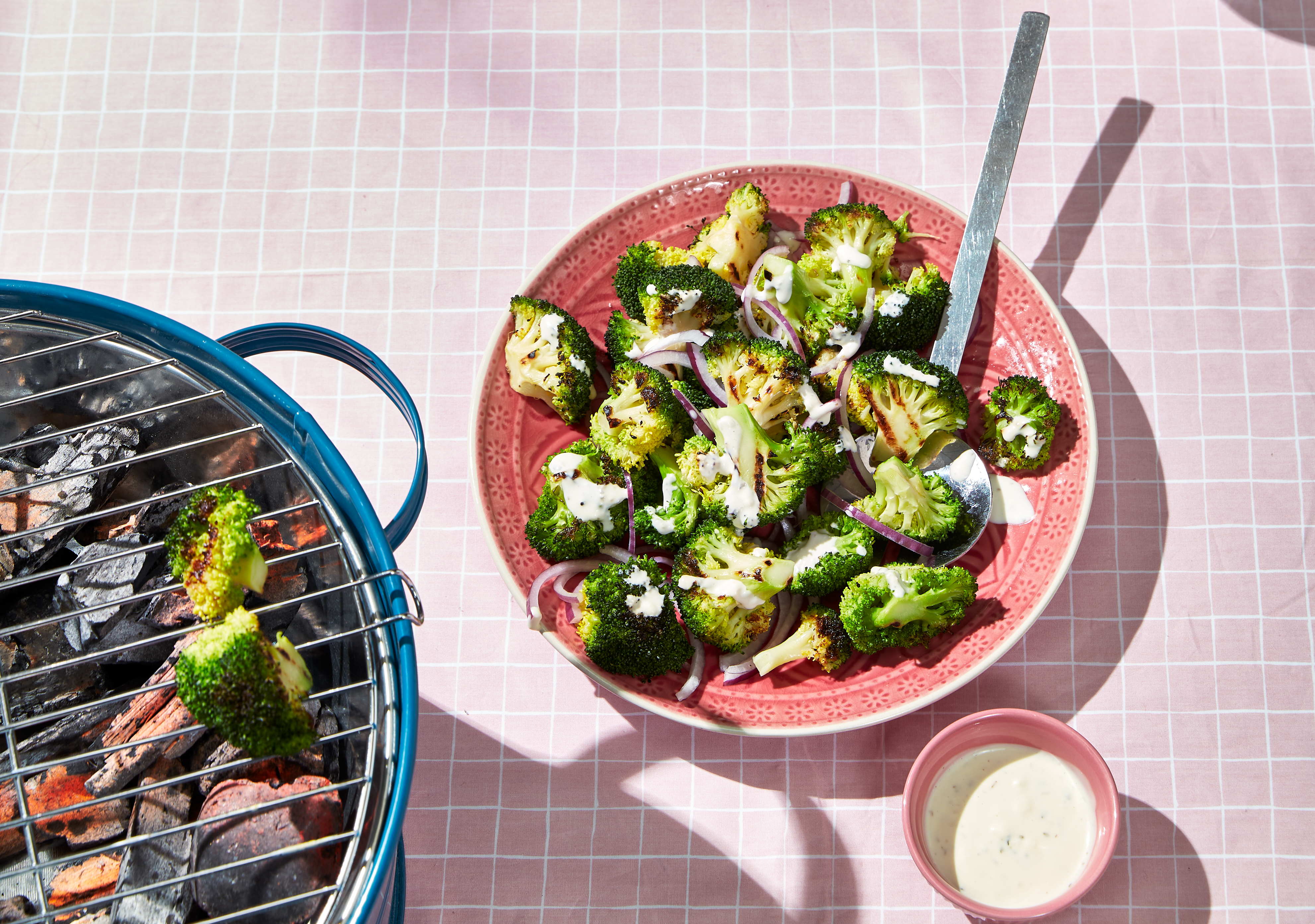 Salade van BBQ-broccoli met yoghurtdressing