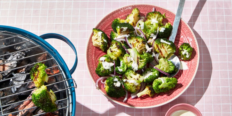 Salade van BBQ-broccoli met yoghurtdressing
