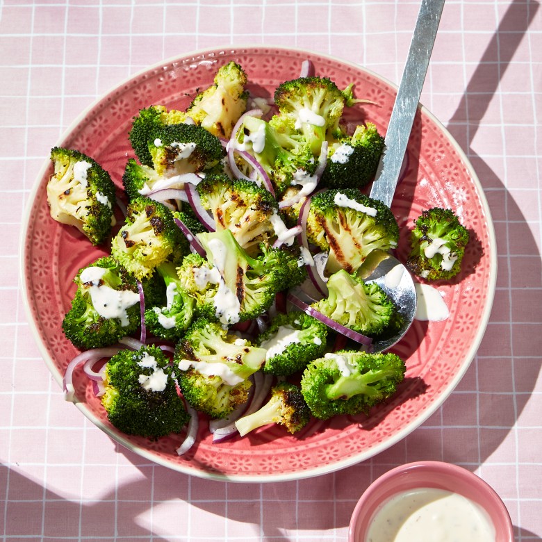 Salade van BBQ-broccoli met yoghurtdressing