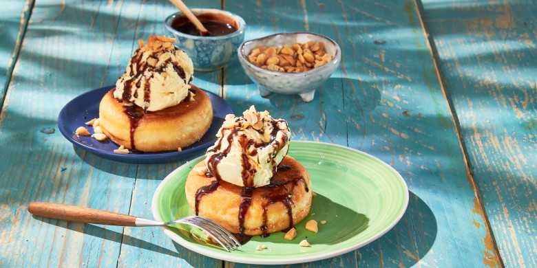 Gebakken donut met ijs, chocosaus en pinda’s