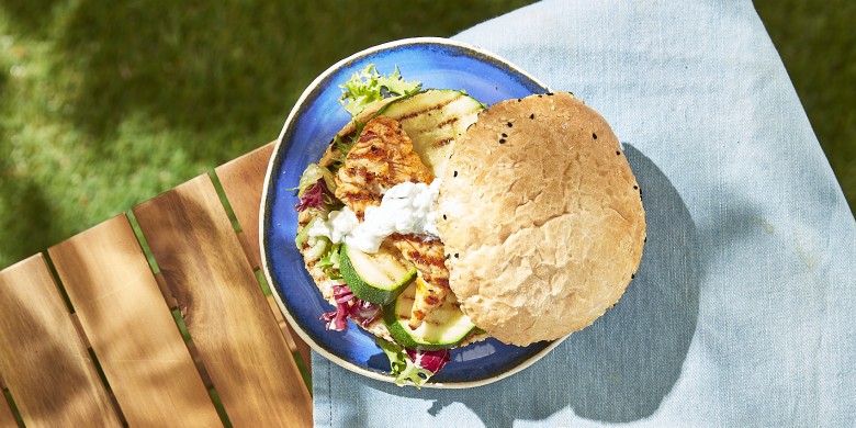 Turkse broodjes met kip van de barbecue