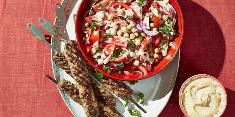 Gegrilde gehaktspies met salade