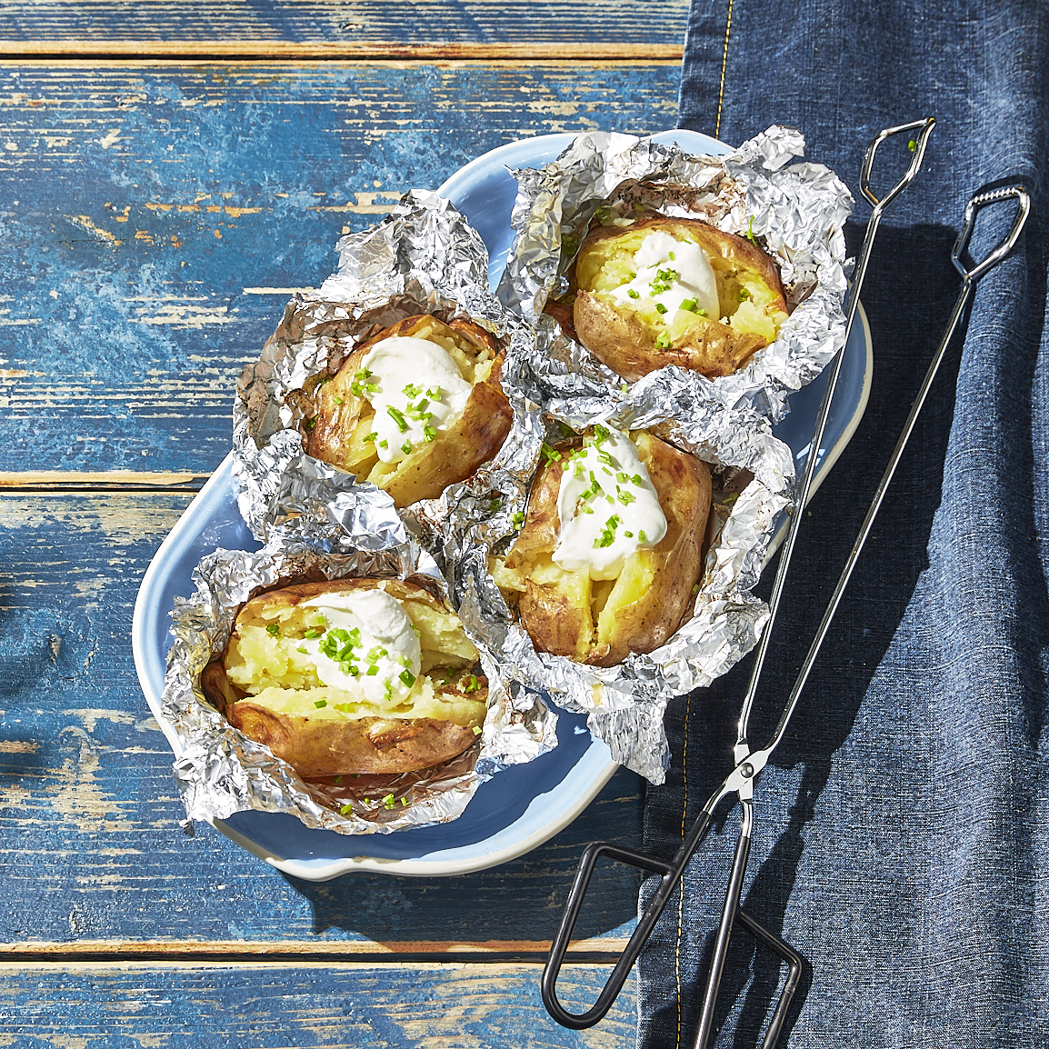 Gepofte aardappelen met crème fraîche en bieslook