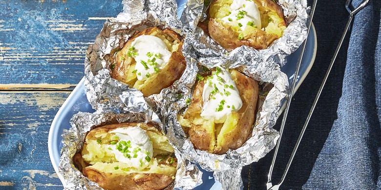 Gepofte aardappelen met crème fraîche en bieslook