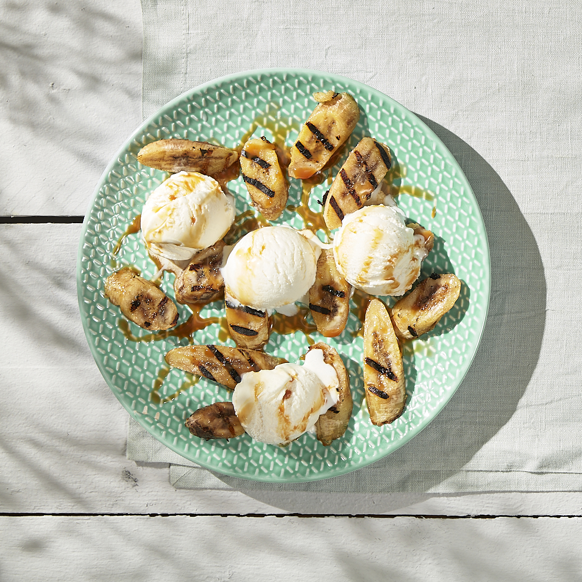 Roomijs met gegrilde banaan en karamelsaus