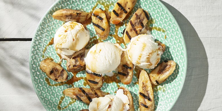 Roomijs met gegrilde banaan en karamelsaus