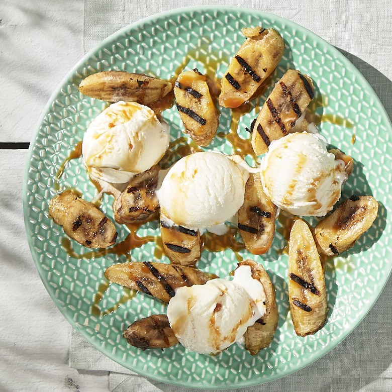 Roomijs met gegrilde banaan en karamelsaus