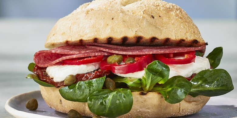 Antipasti-bol met salami en mozzarella