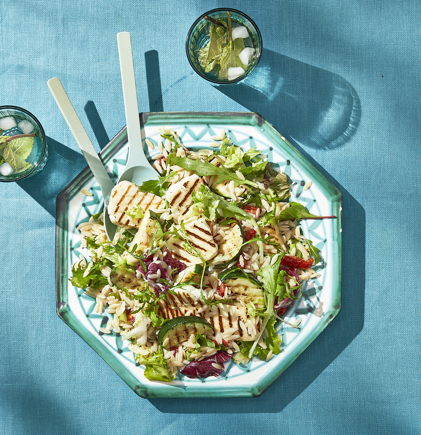 Mediterrane BBQ-salade met halloumi