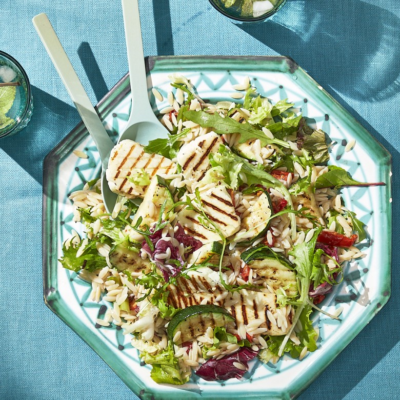 Mediterrane BBQ-salade met halloumi