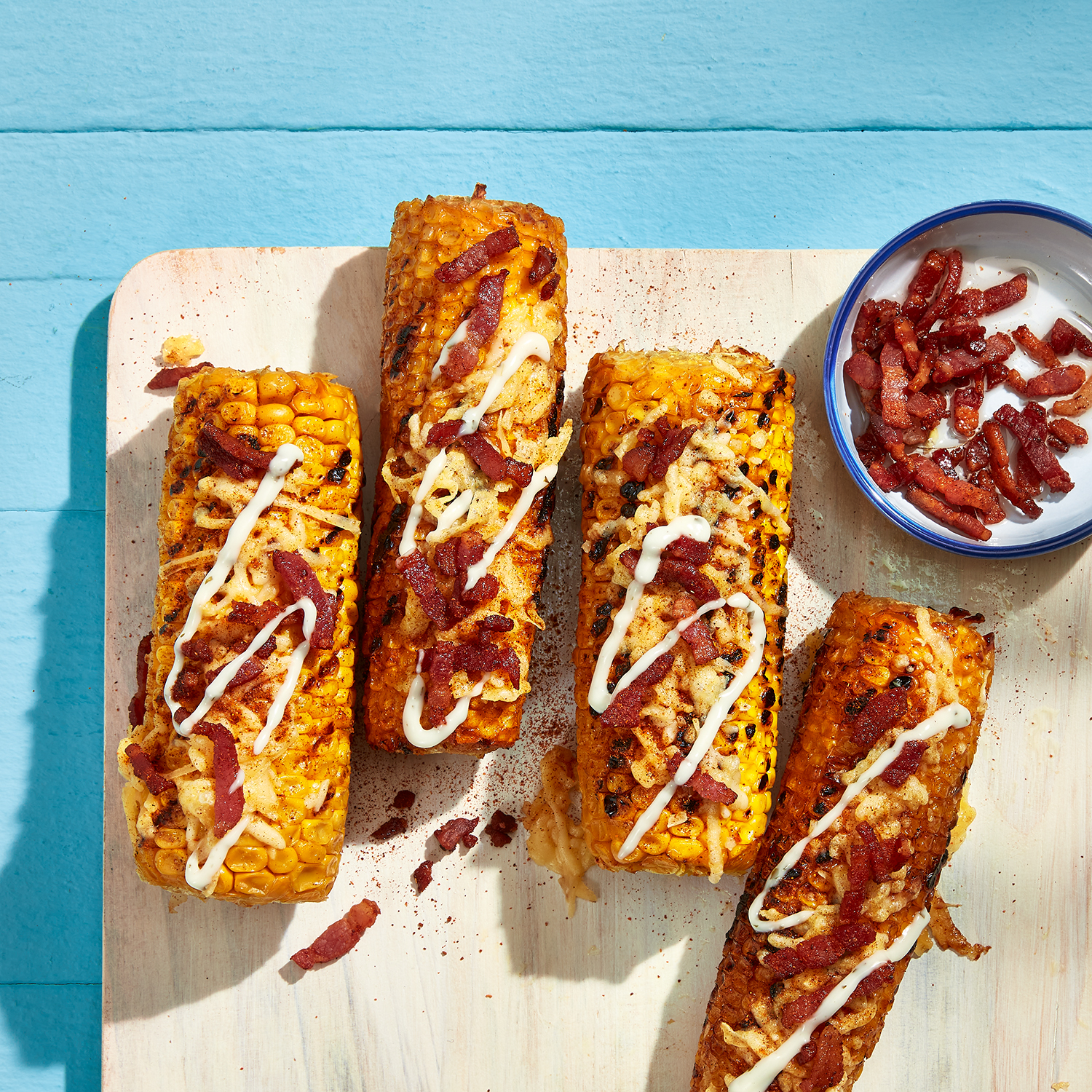 Mexicaanse maïs van de BBQ met spek en cheddar