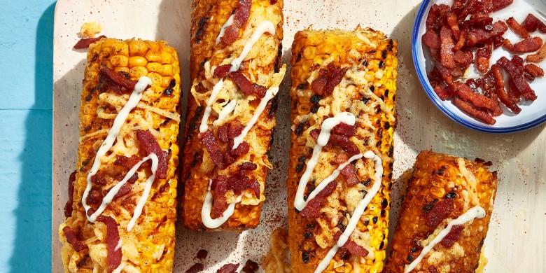 Mexicaanse maïs van de BBQ met spek en cheddar