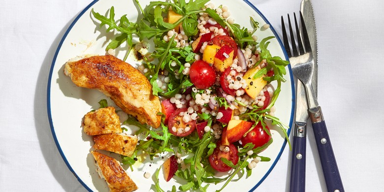 Zomerse parelcouscous met honingkip