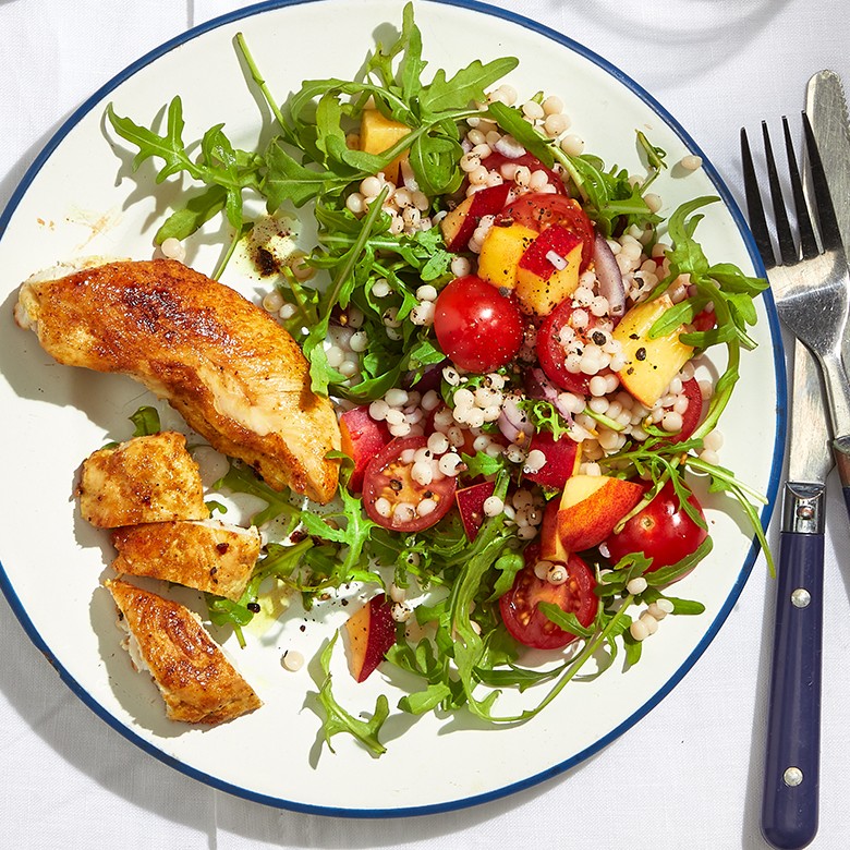 Zomerse parelcouscous met honingkip