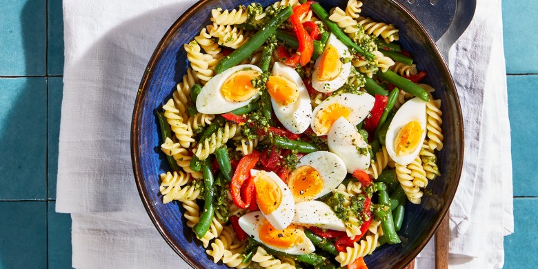 Pastasalade met pesto, sperziebonen en ei