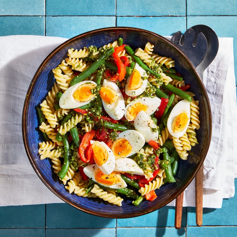 Pastasalade met pesto, sperziebonen en ei
