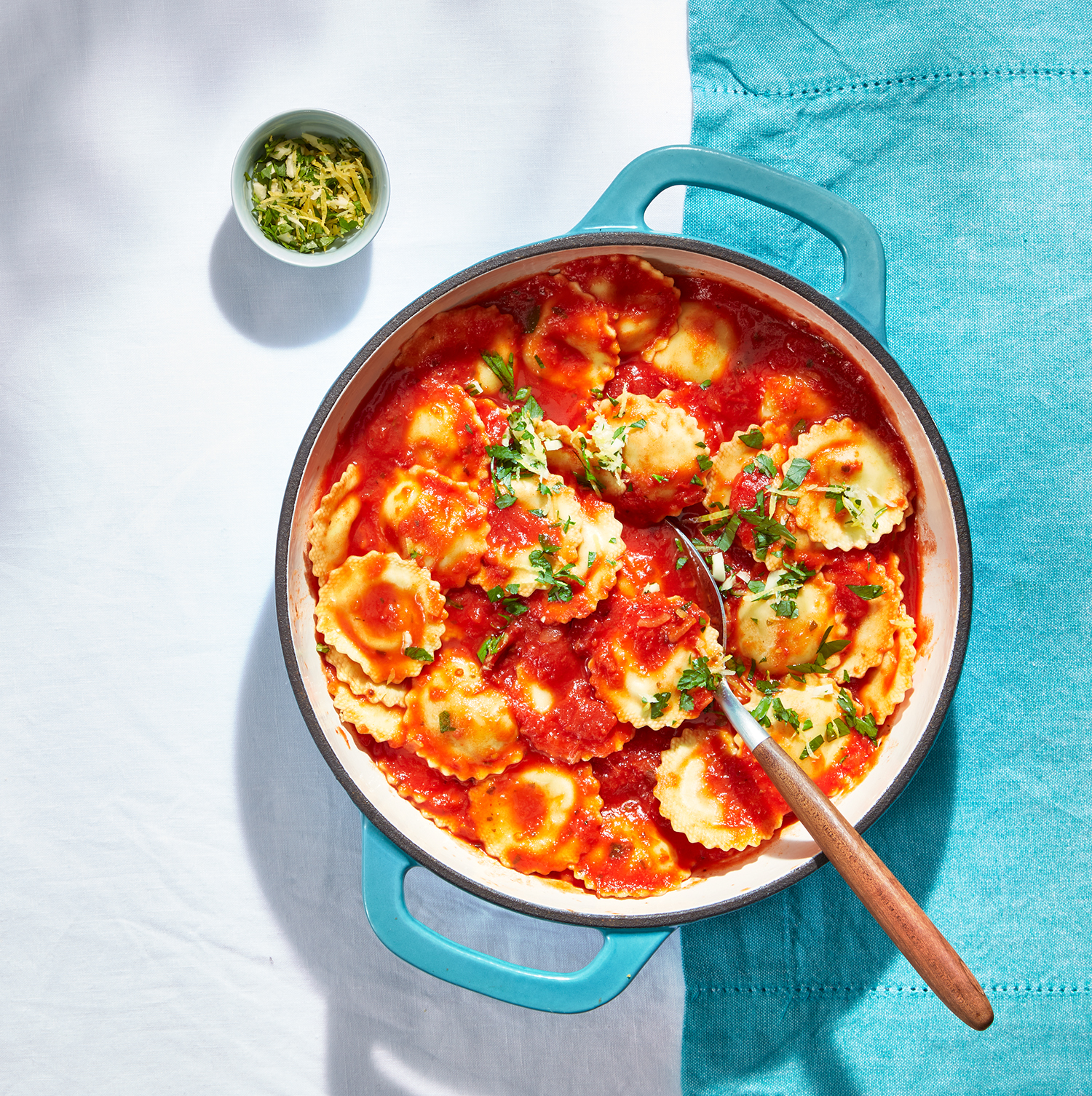 Pittige eenpansravioli met arrabiatasaus