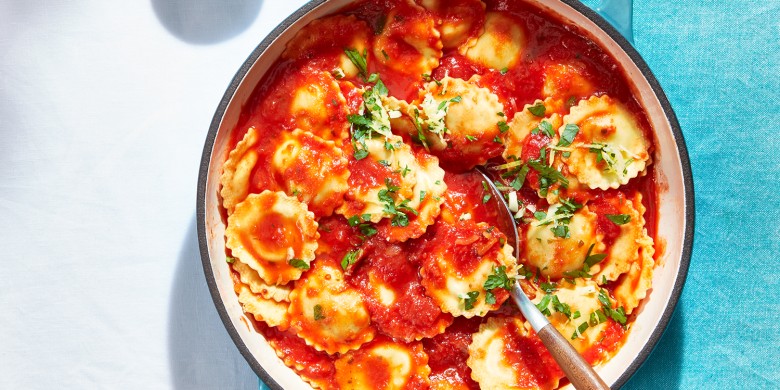 Pittige eenpansravioli met arrabiatasaus