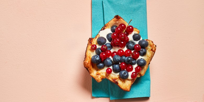 Bladerdeegschelpen met vanilleroom en bessen