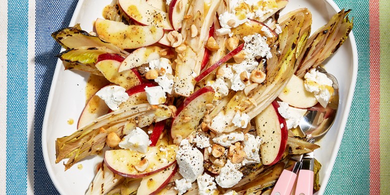 Salade van gegrilde witlof met geitenkaas en appelvinaigrette Gegrilde witlof in een frisse salade met appelvinaigrette