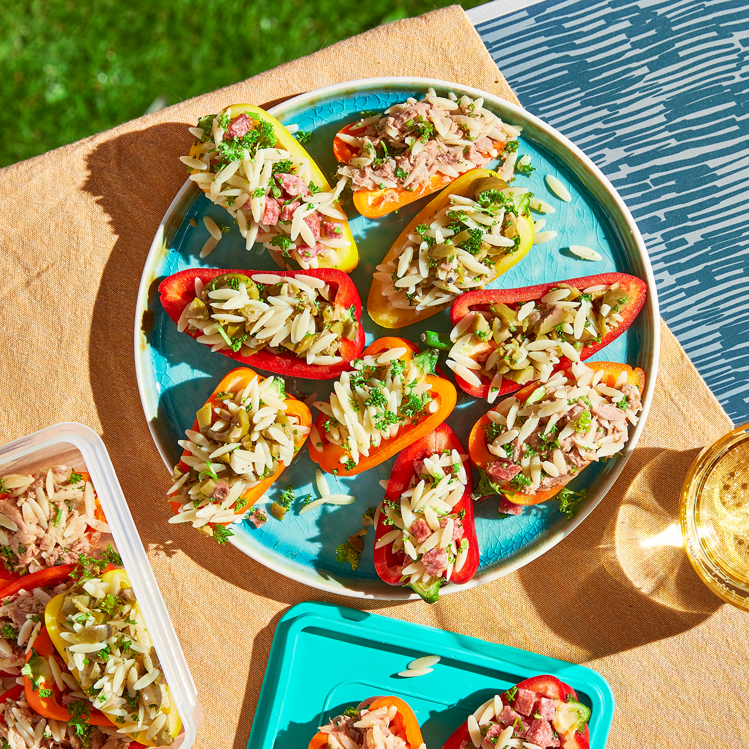 Mediterrane paprikaatjes met olijven-orzosalade