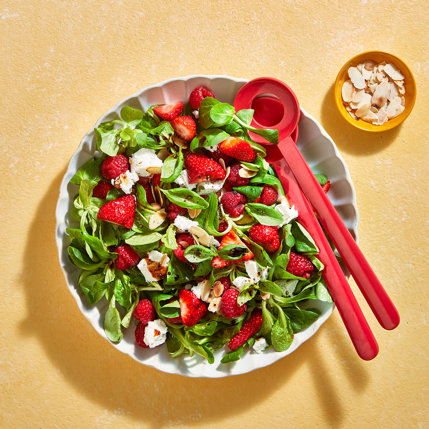 Zomersalade met aardbeien, frambozen en geitenkaas