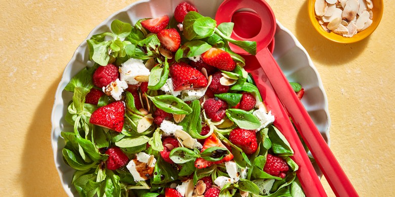 Zomersalade met aardbeien, frambozen en geitenkaas