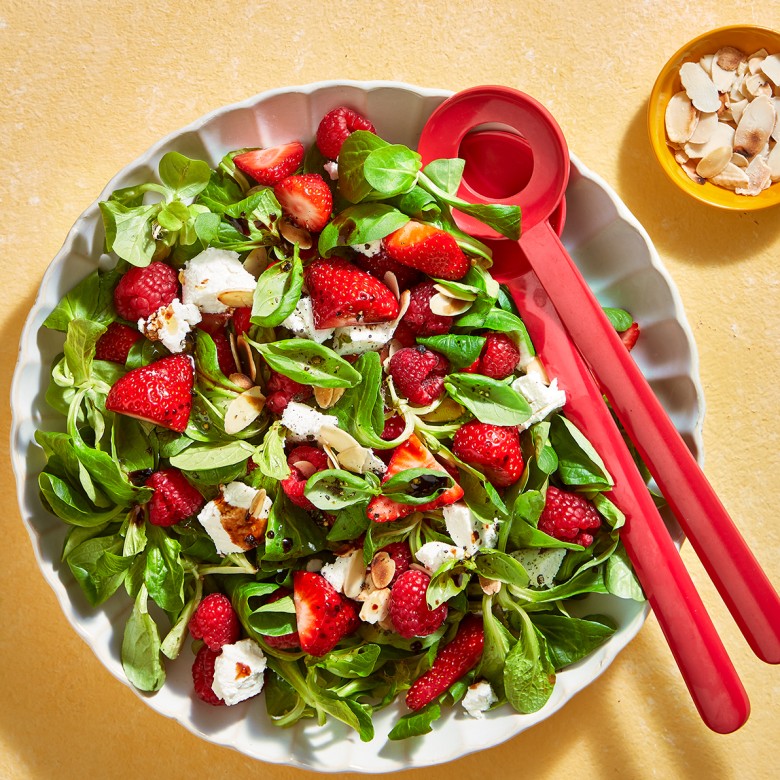 Zomersalade met aardbeien, frambozen en geitenkaas