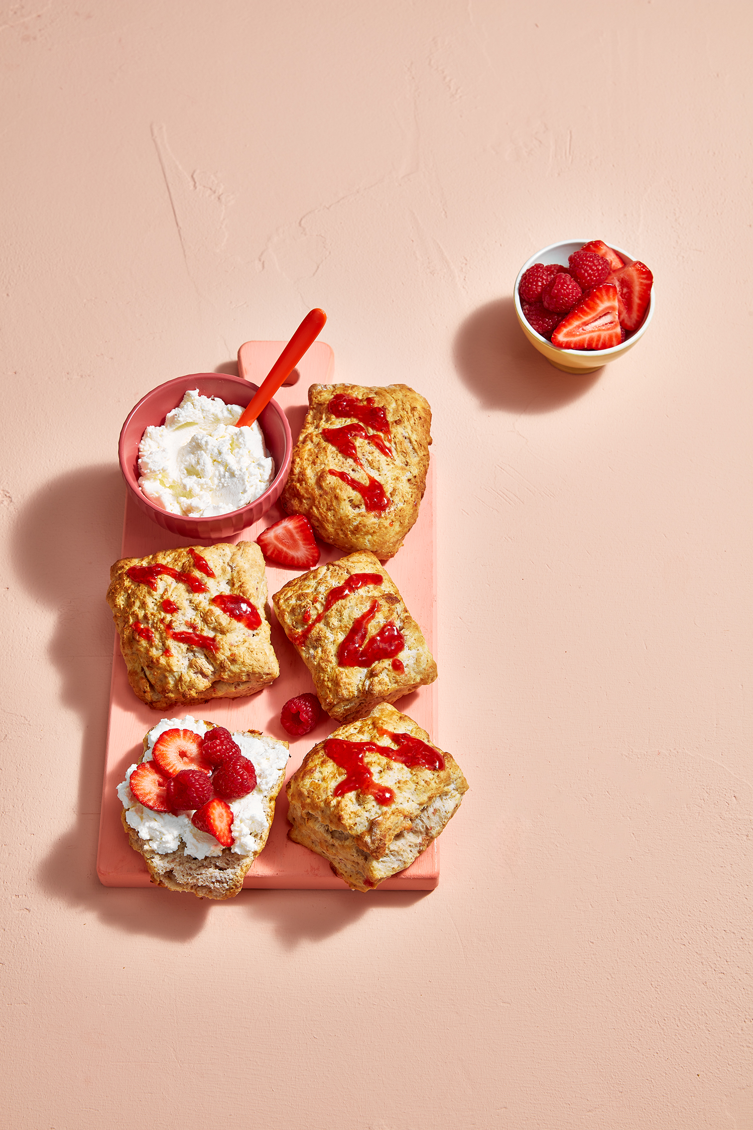 Frambozenscones met aardbeienglazuur