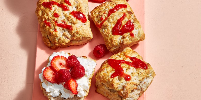 Frambozenscones met aardbeienglazuur