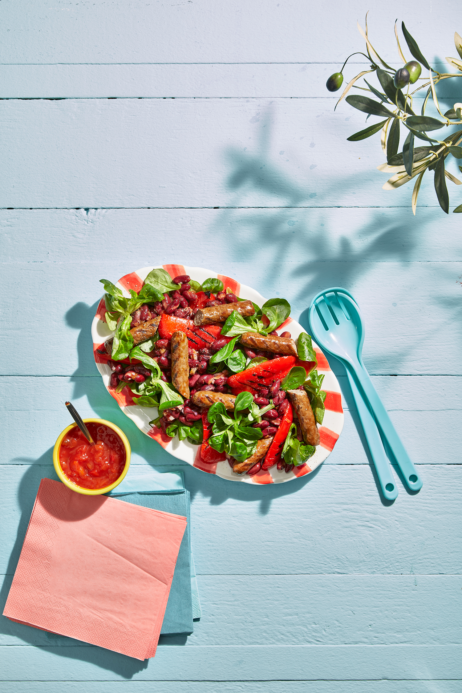 BBQ-salade met paprika, bonen en worst