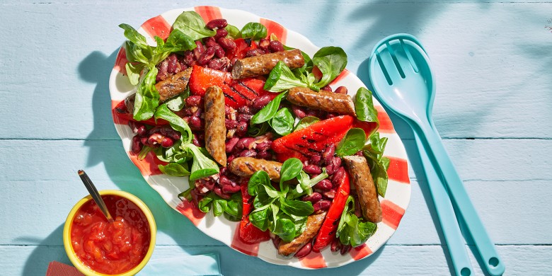 BBQ-salade met paprika, bonen en worst