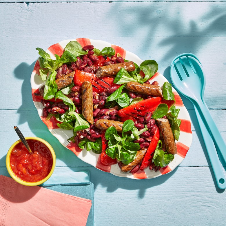BBQ-salade met paprika, bonen en worst