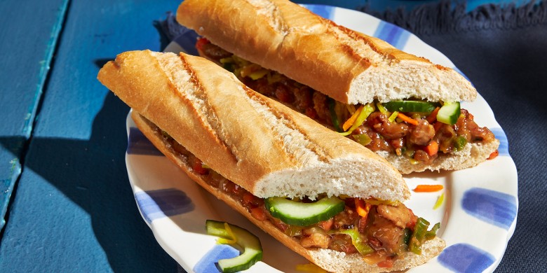 Broodje kipsaté met atjar en komkommer