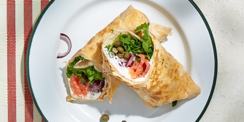 Wrap met gerookte zalm, roomkaas en ei