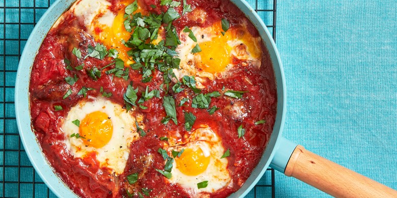 Camping-shakshuka met braadworst