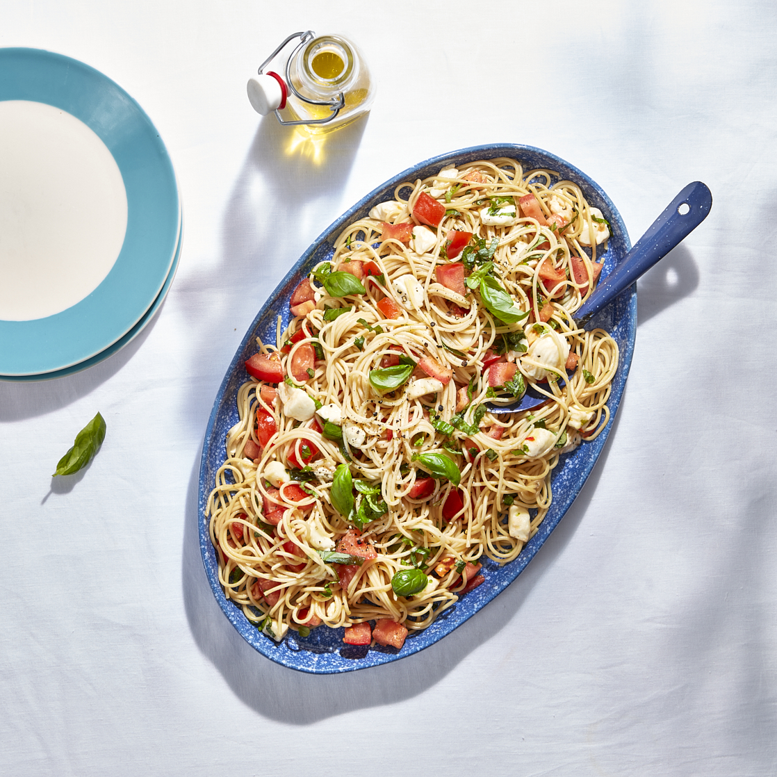 Spaghetti alla crudaiola (met tomaat, basilicum en mozzarella)