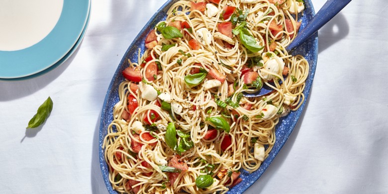 Spaghetti alla crudaiola (met tomaat, basilicum en mozzarella)