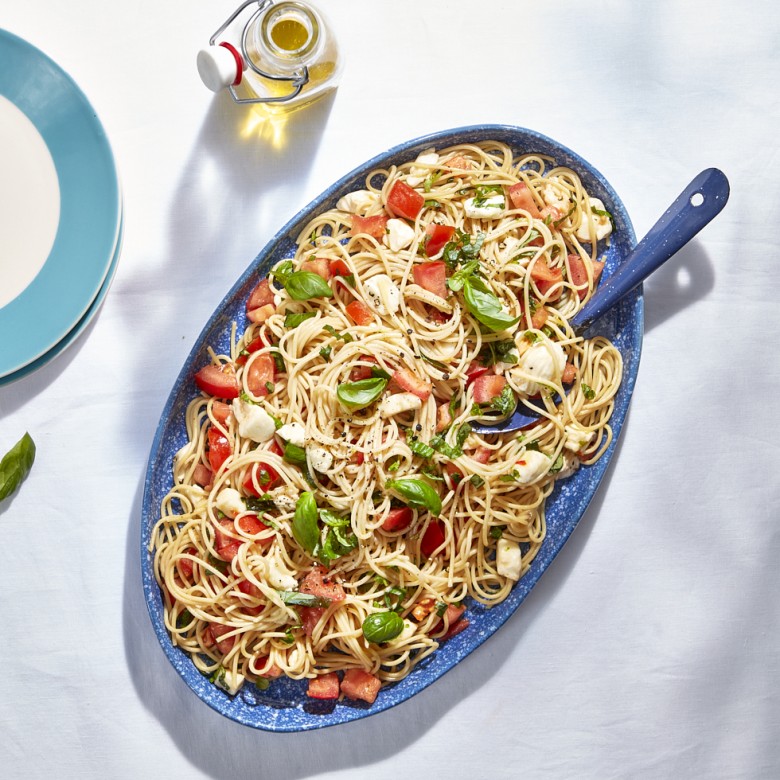 Spaghetti alla crudaiola (met tomaat, basilicum en mozzarella)