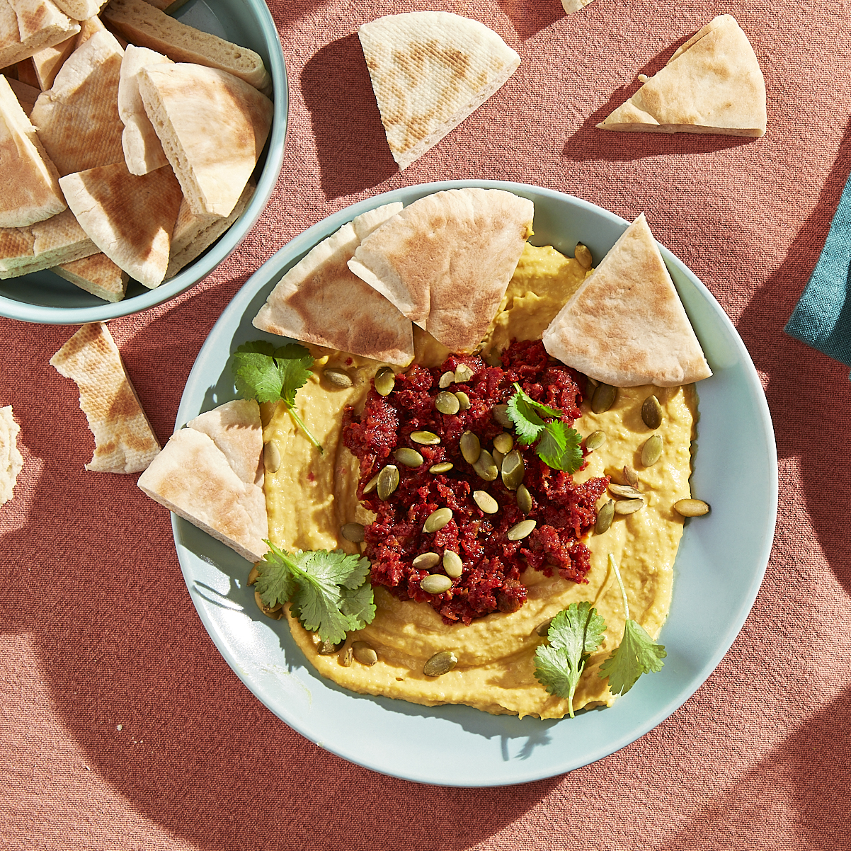 Hummus met tomatentapenade en pitapuntjes