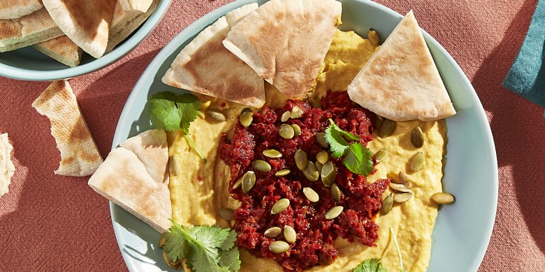 Hummus met tomatentapenade en pitapuntjes