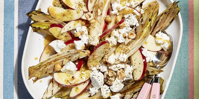 Salade van gegrilde witlof met geitenkaas en appelvinaigrette