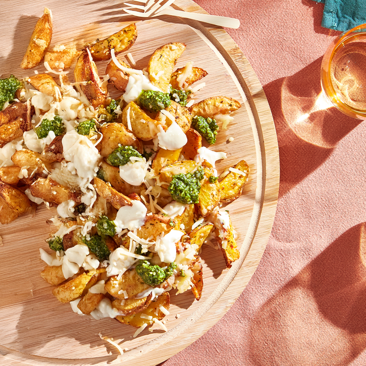 Loaded aardappelpartjes uit de airfryer