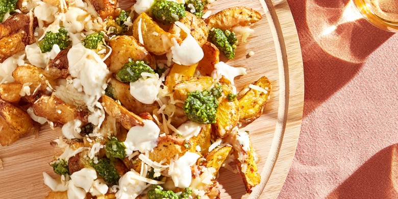 Loaded aardappelpartjes uit de airfryer