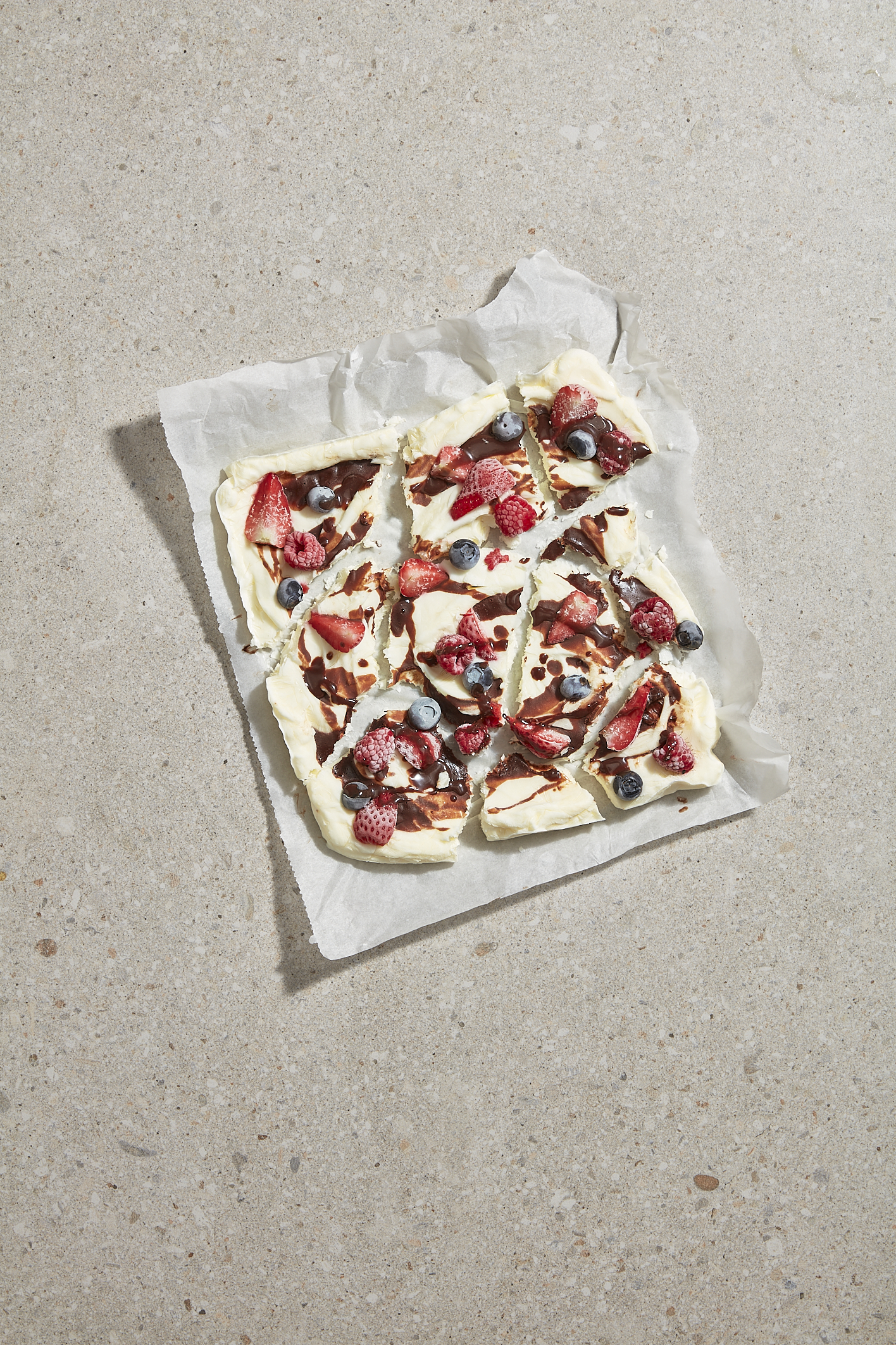 Frozen yogurt bark met rood fruit en chocolade
