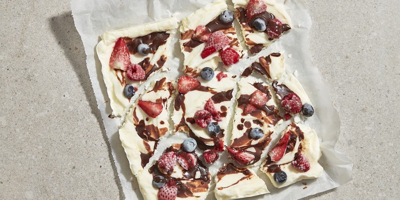 Frozen yogurt bark met rood fruit en chocolade